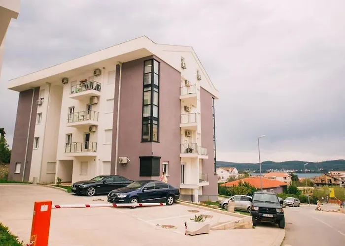 Sunny Apartment In Tivat