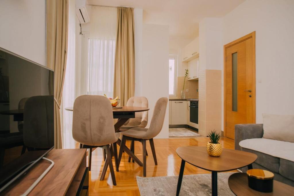 Sunny In Apartment